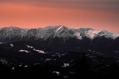 白天蓝天下的雪山